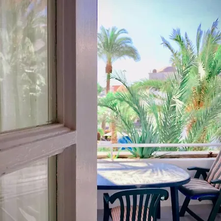 1-bedroom On The Beachfront, Pool And Terrace Lägenhet